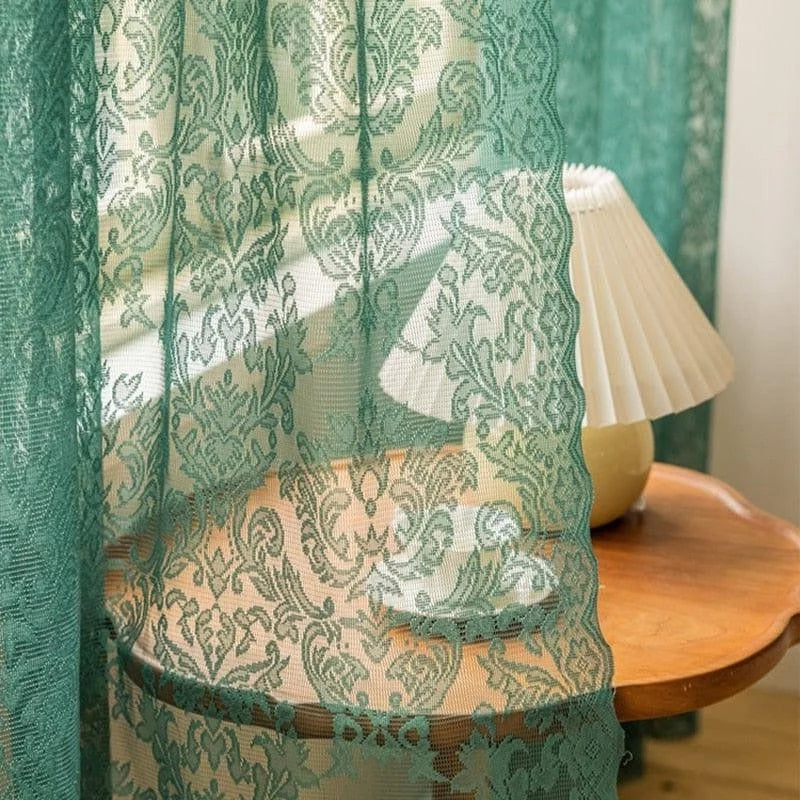 Rideau vert à motifs floraux élégants, apportant une touche de charme classique et intemporel à votre intérieur, idéal pour ajouter une ambiance raffinée à toute pièce de la maison.