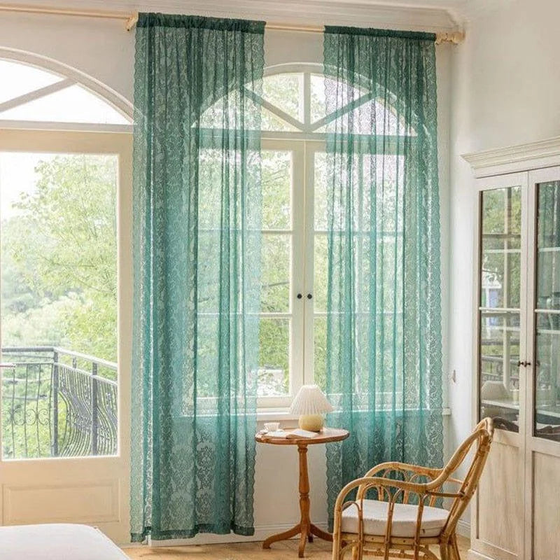 Voilage élégant vert émeraude pour salon, créant une ambiance lumineuse et aérée. Transformez votre intérieur avec ce rideau chic. Idéal pour des fenêtres de grande taille, il ajoute une touche de sophistication et d'élégance à votre décoration. Parfait pour un salon moderne ou une chambre paisible, ce voilage offre une vue dégagée tout en préservant votre intimité.