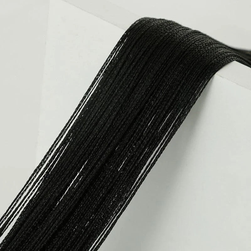 Bobine de fil noir pour création artisanale, projet de couture, ou personnalisation d'objets, idéale pour embellir et renforcer vos travaux créatifs.
