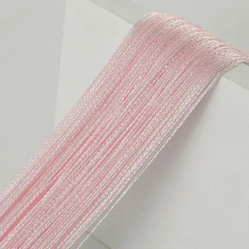 Fils décoratifs roses brillants, idéaux pour créations artisanales et décorations festives. Offrent une touche élégante et sophistiquée à vos projets DIY et embellissements personnels.
