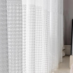 Rideaux translucides aux motifs élégants ajoutant une touche de sophistication à votre intérieur. Ces voilages raffinés laissent passer la lumière tout en préservant votre intimité. Idéals pour le salon ou la chambre, ces rideaux s’intègrent parfaitement dans tout style de décoration. Transformez votre espace avec ce design subtil et moderne.