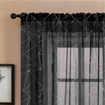Rideau de fenêtre moderne avec motifs géométriques blancs sur fond noir. Idéal pour apporter une touche contemporaine et élégante à votre intérieur tout en préservant l'intimité de votre espace. Ce rideau suspendu accentue le design de votre pièce avec un style sophistiqué.
