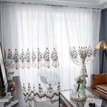 Voilage décoratif avec motifs brodés pour salon chic, élégant et lumineux. Parfait pour ajouter une touche de sophistication et de lumière à votre intérieur. Rideaux raffinés pour une ambiance chaleureuse et accueillante. Accessoire idéal pour habiller vos fenêtres avec style.
