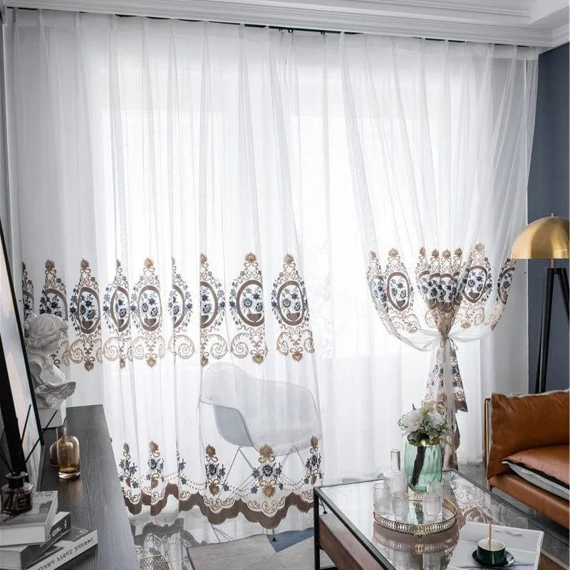 Voilage décoratif avec motifs brodés pour salon chic, élégant et lumineux. Parfait pour ajouter une touche de sophistication et de lumière à votre intérieur. Rideaux raffinés pour une ambiance chaleureuse et accueillante. Accessoire idéal pour habiller vos fenêtres avec style.