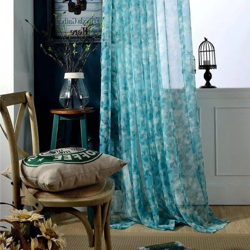 Rideau bleu motif floral pour salon moderne, offrant une touche de fraîcheur et d'élégance à votre intérieur. Idéal pour les espaces lumineux, ce rideau rehausse l'ambiance avec son design raffiné. Décoration intérieure contemporaine, parfaite pour agrémenter votre espace de vie.
