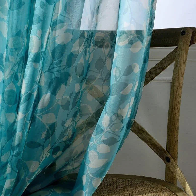 Rideau bleu transparent à motifs de feuilles blanches, idéal pour embellir votre intérieur avec une touche naturelle et élégante. Ce voilage léger crée une atmosphère apaisante, parfait pour le salon ou la chambre. Offrez à votre espace un décor raffiné et lumineux avec ce rideau tendance et esthétique.