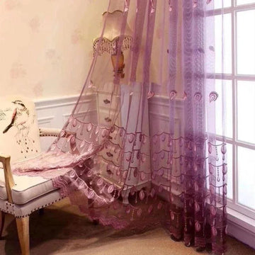 Rideaux décoratifs violets avec motifs complexes, parfaits pour ajouter une touche élégante et romantique à votre salon ou chambre à coucher. Ces voilages translucides laissent passer la lumière naturelle tout en préservant votre intimité. Idéal pour créer une ambiance apaisante et accueillante. Transformez votre espace avec ce design raffiné et intemporel.