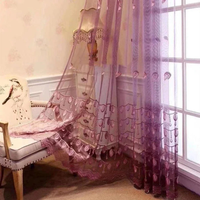 Rideaux décoratifs violets avec motifs complexes, parfaits pour ajouter une touche élégante et romantique à votre salon ou chambre à coucher. Ces voilages translucides laissent passer la lumière naturelle tout en préservant votre intimité. Idéal pour créer une ambiance apaisante et accueillante. Transformez votre espace avec ce design raffiné et intemporel.