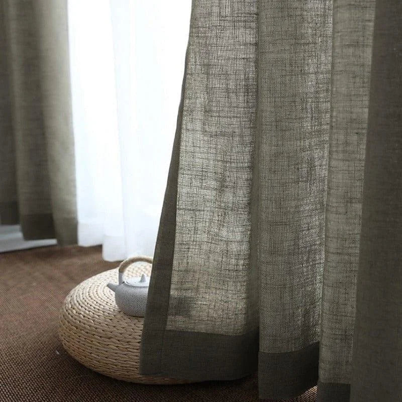 Rideaux élégants drapés devant une fenêtre lumineuse, créant une ambiance chaleureuse et apaisante. Parfait pour ajouter une touche de sophistication à votre salon ou chambre. Améliorez votre décoration intérieure avec ce produit de qualité qui diffuse délicatement la lumière naturelle. Accessoire idéal pour ceux qui recherchent un équilibre entre style et fonctionnalité.
