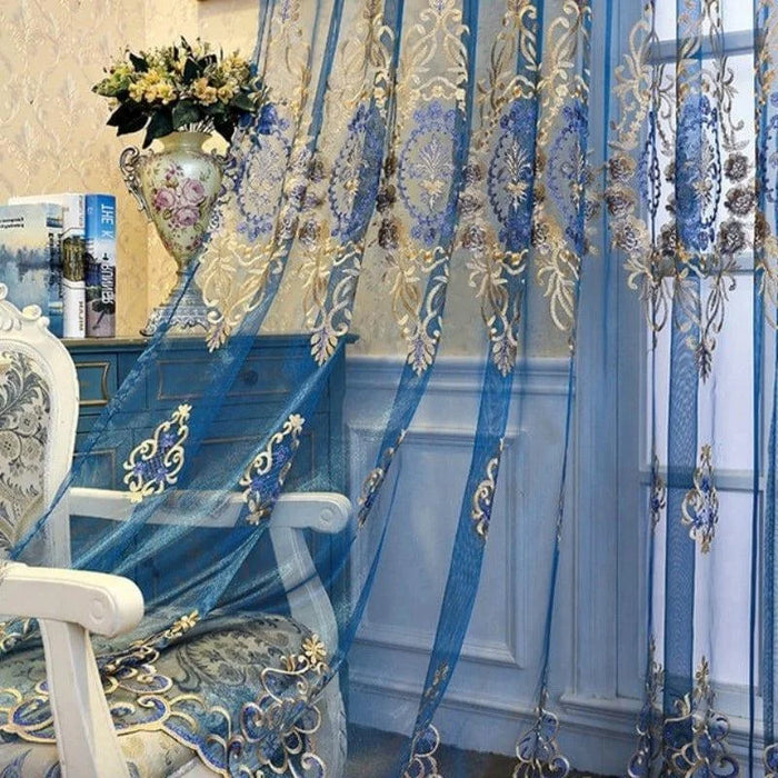 Rideaux élégants brodés en bleu et or, ajoutant une touche de luxe et de sophistication à votre intérieur. Cadre romantique avec chaise de style ancien et table, idéal pour un salon ou une chambre raffinée. Fleur décorative en arrière-plan, parfait pour créer une atmosphère accueillante et chic.