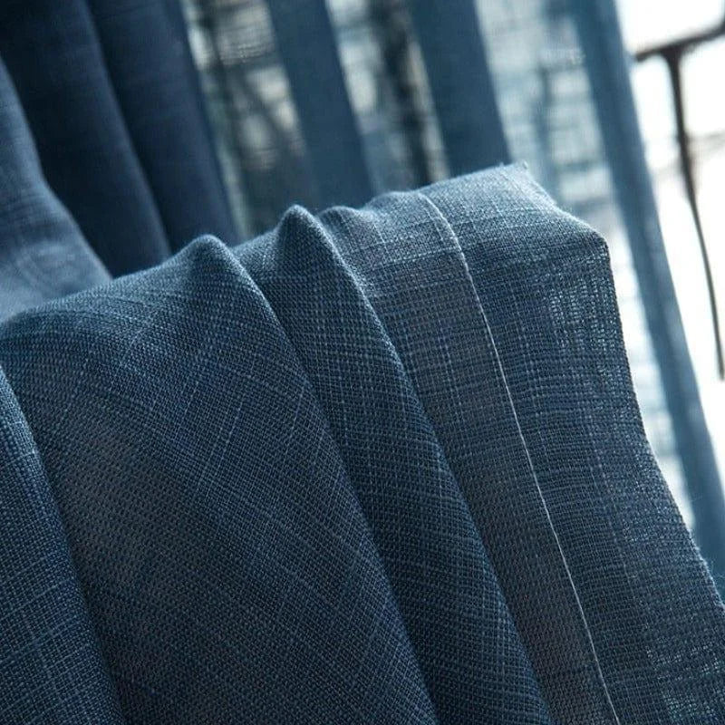 Rideau bleu élégant pour décoration intérieure, offrant une touche de sophistication et d'intimité à votre espace de vie. Idéal pour le salon, la chambre ou l'espace de travail, ce rideau bleu crée une atmosphère apaisante et accueillante. Accessoire de décoration moderne et intemporel pour embellir votre maison.