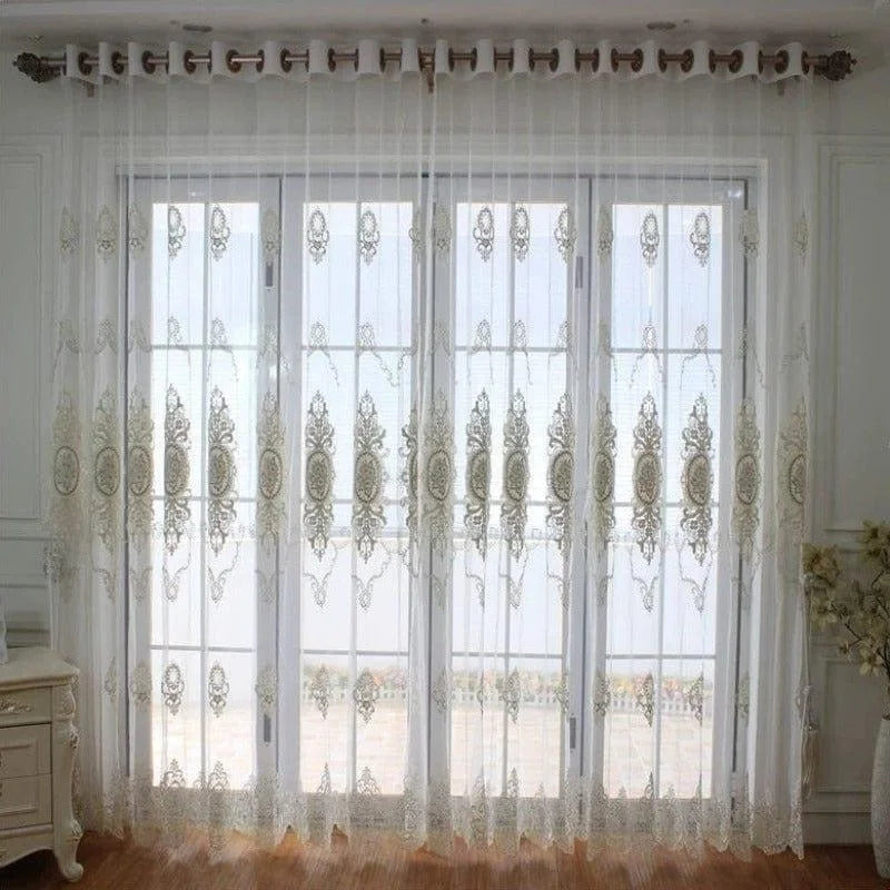 Rideaux élégants avec motifs décoratifs pour fenêtres, ajoutent une touche de sophistication à tout intérieur. Idéal pour le salon ou la chambre, ce style de rideau laisse entrer la lumière tout en préservant l'intimité. Parfait pour une décoration intérieure raffinée et contemporaine.