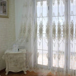 Rideaux élégants pour portes vitrées, ornés de motifs raffinés et décoratifs, ajoutant une touche de sophistication à votre intérieur. Idéaux pour créer une ambiance lumineuse et charmante dans votre salon ou chambre.