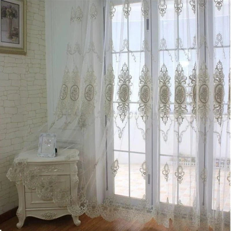Rideaux élégants pour portes vitrées, ornés de motifs raffinés et décoratifs, ajoutant une touche de sophistication à votre intérieur. Idéaux pour créer une ambiance lumineuse et charmante dans votre salon ou chambre.