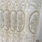 Rideaux élégants avec motifs floraux détaillés, idéal pour ajouter une touche de sophistication à votre intérieur. Décoration raffinée pour salon, chambre ou salle à manger. Style chic et intemporel. Parfait pour habiller vos fenêtres tout en laissant passer la lumière de manière douce et agréable.
