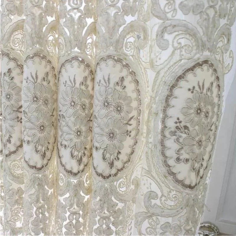 Rideaux élégants avec motifs floraux détaillés, idéal pour ajouter une touche de sophistication à votre intérieur. Décoration raffinée pour salon, chambre ou salle à manger. Style chic et intemporel. Parfait pour habiller vos fenêtres tout en laissant passer la lumière de manière douce et agréable.