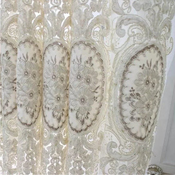 Rideaux élégants avec motifs floraux détaillés, idéal pour ajouter une touche de sophistication à votre intérieur. Décoration raffinée pour salon, chambre ou salle à manger. Style chic et intemporel. Parfait pour habiller vos fenêtres tout en laissant passer la lumière de manière douce et agréable.