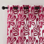 Rideau floral rouge et blanc avec motifs graphiques modernes, idéal pour ajouter une touche de couleur et d'élégance à votre intérieur. Parfait pour le salon ou la chambre, ce rideau apporte luminosité et style à votre décor. Installation facile grâce aux œillets intégrés.