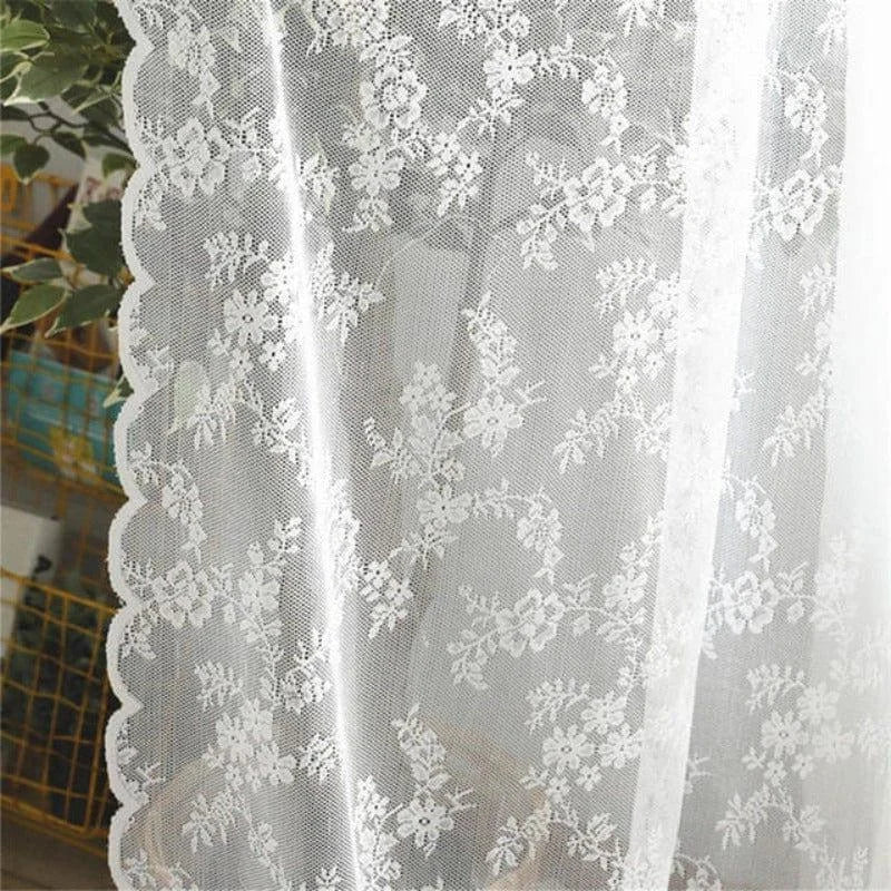 Rideau blanc élégant avec motif floral décoratif, parfait pour ajouter une touche de raffinement à tout intérieur. Idéal pour les salons, chambres ou espaces de détente, ce rideau apporte une ambiance lumineuse et délicate. Sa conception classique s'harmonise facilement avec divers styles de décoration.