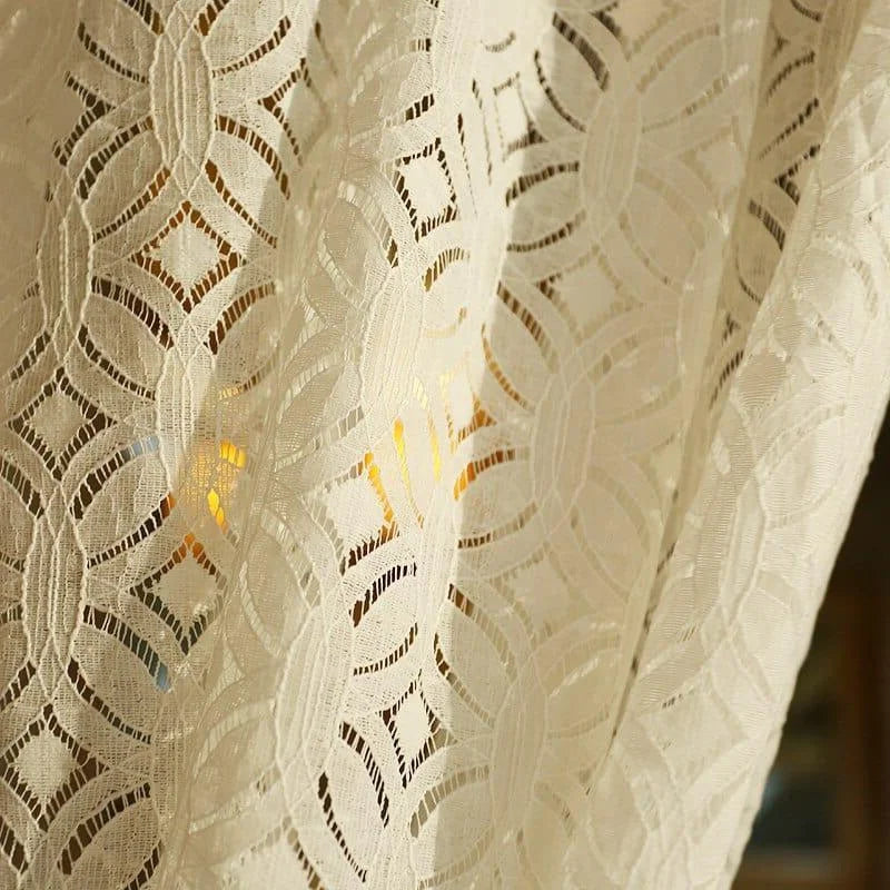 Voilage décoratif beige avec motifs géométriques élégants, idéal pour ajouter une touche de sophistication à votre intérieur. Parfait pour filtrer la lumière tout en préservant l'intimité de votre maison. Convient aux salons, chambres ou bureaux. Installation facile et entretien sans effort pour un look toujours impeccable.
