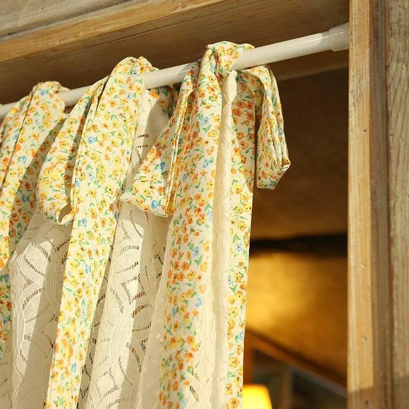 Rideau vintage avec motifs floraux colorés, idéal pour apporter une touche champêtre et chaleureuse à votre intérieur. Facile à installer grâce à ses nœuds élégants, ce rideau lumineux et décoratif s'adapte parfaitement aux différents espaces de vie, offrant une ambiance accueillante et naturelle.