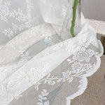 Rideau décoratif blanc à motif floral élégant, parfait pour apporter une touche raffinée à votre intérieur. Idéal pour embellir la décoration de votre maison tout en assurant une ambiance lumineuse et aérée.