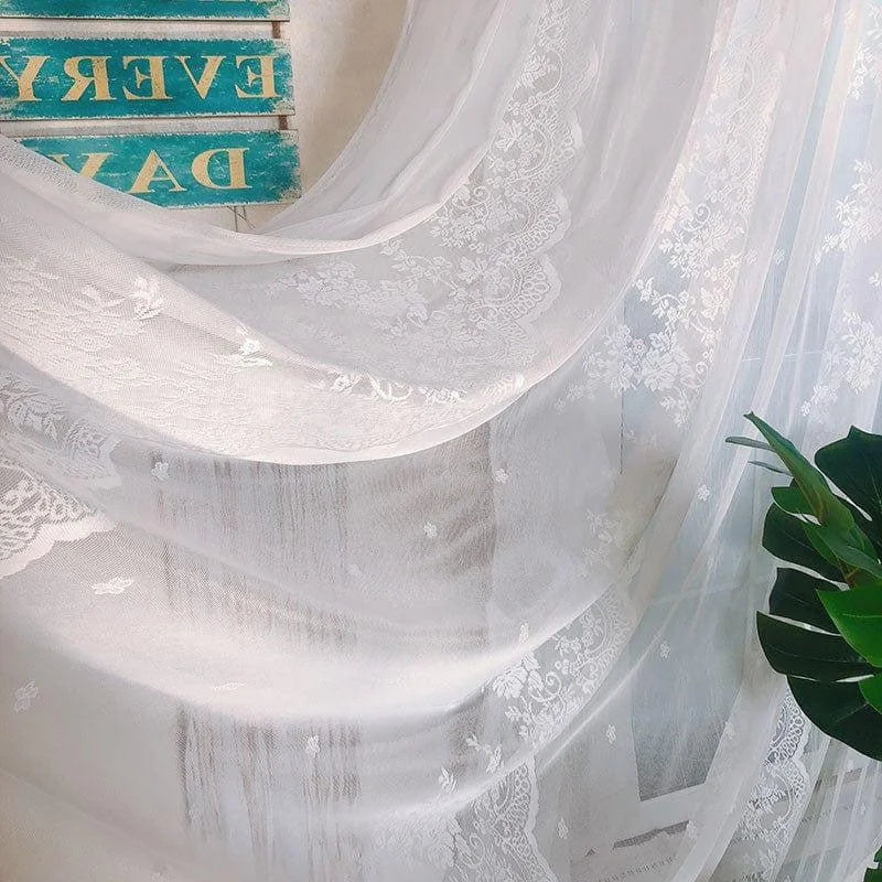 Voilage décoratif blanc avec motifs floraux délicats, idéal pour ajouter une touche élégante à toute pièce. Complément parfait pour les intérieurs modernes ou classiques, ce rideau transparent offre une ambiance lumineuse et apaisante. Accessoire chic pour fenêtre, parfait pour salon ou chambre, apportant douceur et sophistication à votre décoration.