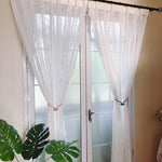 Rideaux élégants et légers pour baies vitrées, idéaux pour apporter une touche de style à votre intérieur. Parfaits pour contrôler la luminosité tout en conservant une ambiance lumineuse. Accessoire de décoration raffiné pour votre salon ou chambre à coucher. Choisissez ces voilages pour un look moderne et épuré, tout en préservant l'intimité de votre espace de vie. Plantes décoratives ajoutant une note de fraîcheur naturelle.