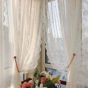 rideau blanc dentelle bohème romantique motifs floraux translucide lys fleurs feuilles verte ornementalité bois