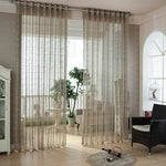 Voilage élégant et moderne pour salon, offrant une touche de sophistication à votre espace de vie. Ce rideau décoratif attire la lumière naturelle tout en préservant l'intimité. Idéal pour embellir votre décoration intérieure avec style et élégance. Parfait pour les fenêtres de grande taille, ajoutant une ambiance chaleureuse et accueillante à votre pièce.