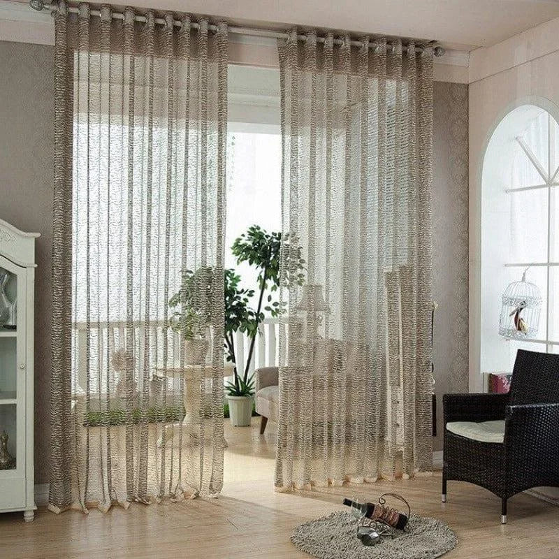 Voilage élégant et moderne pour salon, offrant une touche de sophistication à votre espace de vie. Ce rideau décoratif attire la lumière naturelle tout en préservant l'intimité. Idéal pour embellir votre décoration intérieure avec style et élégance. Parfait pour les fenêtres de grande taille, ajoutant une ambiance chaleureuse et accueillante à votre pièce.