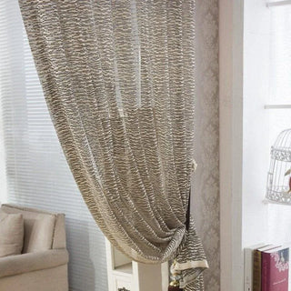 rideau texturé beige marron clair élégant translucide tringle oiseau plante buffet fauteuil