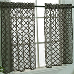 Paire de rideaux transparents gris avec motif géométrique, idéale pour habiller les fenêtres en ajoutant une touche moderne et élégante à votre intérieur. Facile à installer, ces rideaux permettent de filtrer la lumière tout en préservant l'intimité. Parfait pour le salon, la chambre ou la cuisine.