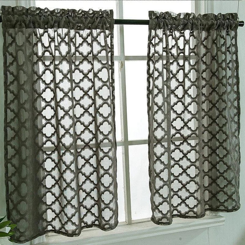 Paire de rideaux transparents gris avec motif géométrique, idéale pour habiller les fenêtres en ajoutant une touche moderne et élégante à votre intérieur. Facile à installer, ces rideaux permettent de filtrer la lumière tout en préservant l'intimité. Parfait pour le salon, la chambre ou la cuisine.