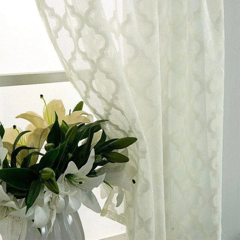 Rideau décoratif blanc avec motifs élégants, idéal pour embellir votre salon ou chambre. Ce voilage illumine subtilement la pièce tout en préservant l'intimité. Ajoutez une touche de sophistication à votre intérieur. Parfait pour une ambiance raffinée et chaleureuse.