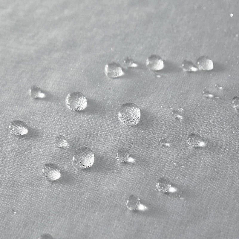 Gouttelettes d'eau sur une surface imperméable, démontrant l'efficacité de la protection contre l'humidité et la résistance à l'eau. Parfait pour les applications extérieures et intérieures nécessitant une protection fiable contre les éclaboussures.