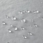 Gouttelettes d'eau sur une surface imperméable, démontrant l'efficacité de la protection contre l'humidité et la résistance à l'eau. Parfait pour les applications extérieures et intérieures nécessitant une protection fiable contre les éclaboussures.