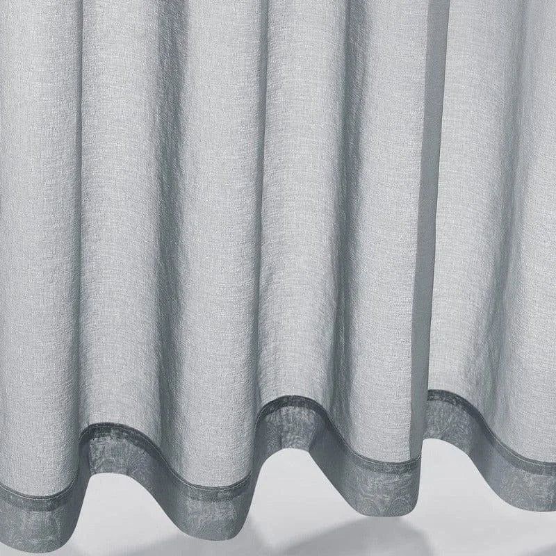 Rideau élégant de couleur gris clair pour décoration intérieure, idéal pour créer une ambiance moderne et épurée dans votre salon ou chambre. Ce rideau offre une touche de sophistication à n'importe quelle pièce avec son design chic et intemporel. Accessoire parfait pour habiller vos fenêtres tout en laissant passer la lumière naturelle.
