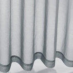 Rideau élégant de couleur gris clair pour décoration intérieure, idéal pour créer une ambiance moderne et épurée dans votre salon ou chambre. Ce rideau offre une touche de sophistication à n'importe quelle pièce avec son design chic et intemporel. Accessoire parfait pour habiller vos fenêtres tout en laissant passer la lumière naturelle.
