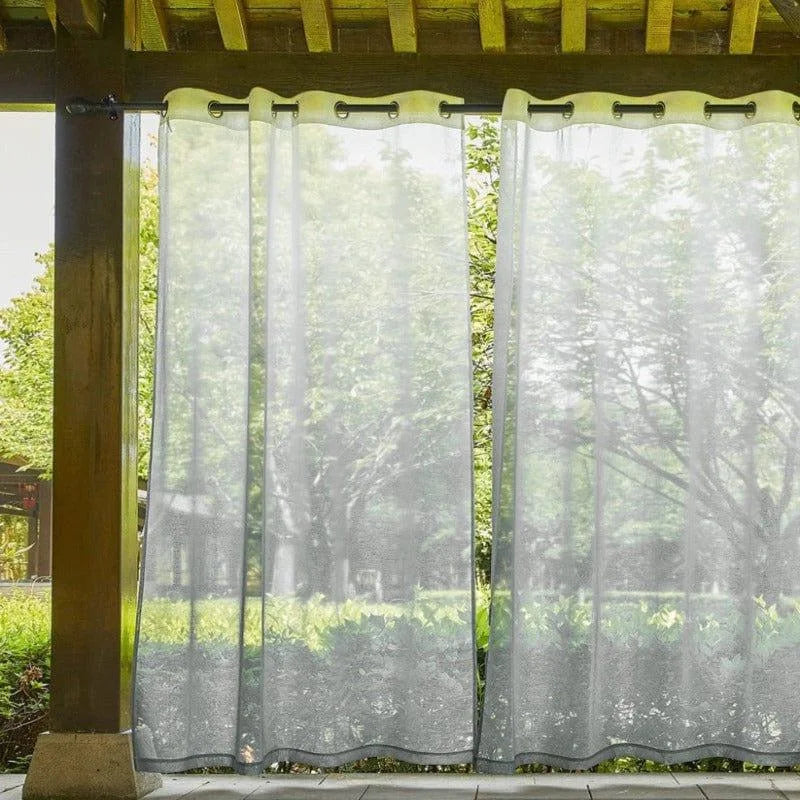 Voilage d'extérieur élégant pour pergola, créant une ambiance lumineuse et aérée tout en offrant une légère protection contre le soleil. Parfait pour sublimer votre terrasse ou jardin tout en préservant une vue dégagée sur l'extérieur verdoyant. Accessoire de décoration idéal pour les espaces extérieurs.