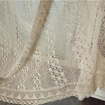 Voilage beige avec motifs ajourés, idéal pour ajouter une touche élégante et vintage à votre intérieur. Ce rideau décoratif se fond parfaitement dans tout type de décoration, offrant à la fois intimité et style. Parfait pour le salon, la chambre ou tout espace nécessitant un accent de charme raffiné.