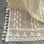 Plaid décoratif au design crochet, élégant et raffiné, idéal pour ajouter du charme à votre intérieur. Motifs détaillés et finitions à franges pour une touche bohème chic. Parfait pour le salon ou la chambre, ce plaid s'intègre harmonieusement à tout style de décoration.