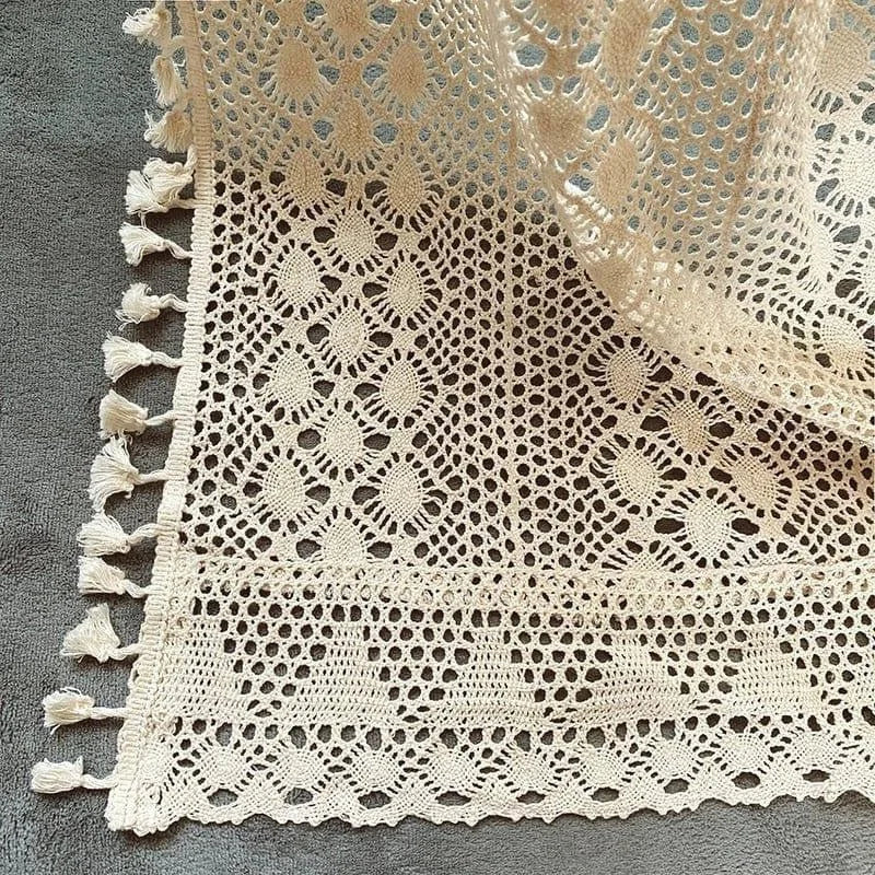 Plaid décoratif au design crochet, élégant et raffiné, idéal pour ajouter du charme à votre intérieur. Motifs détaillés et finitions à franges pour une touche bohème chic. Parfait pour le salon ou la chambre, ce plaid s'intègre harmonieusement à tout style de décoration.