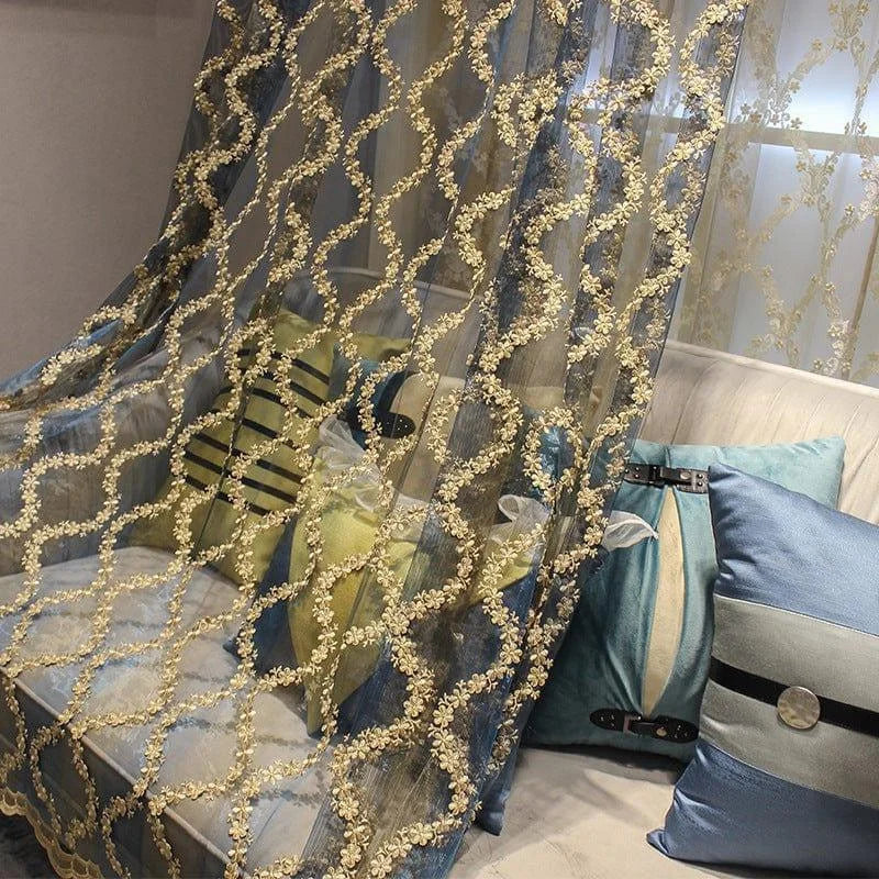 Rideau décoratif élégant avec motifs dorés, idéal pour embellir votre intérieur. Parfait pour un salon, ce rideau ajoute une touche de sophistication et d'élégance. Les coussins assortis en bleu et vert complètent harmonieusement l'ensemble pour créer une atmosphère accueillante et chic. Transformez votre espace de vie grâce à cette décoration raffinée.