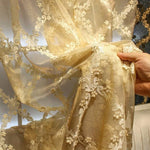 Rideau décoratif élégant avec fines broderies florales, parfait pour ajouter une touche raffinée à la décoration intérieure. Motifs délicats et ornements luxueux pour un style classique et sophistiqué. Idéal pour les salons ou chambres à coucher.