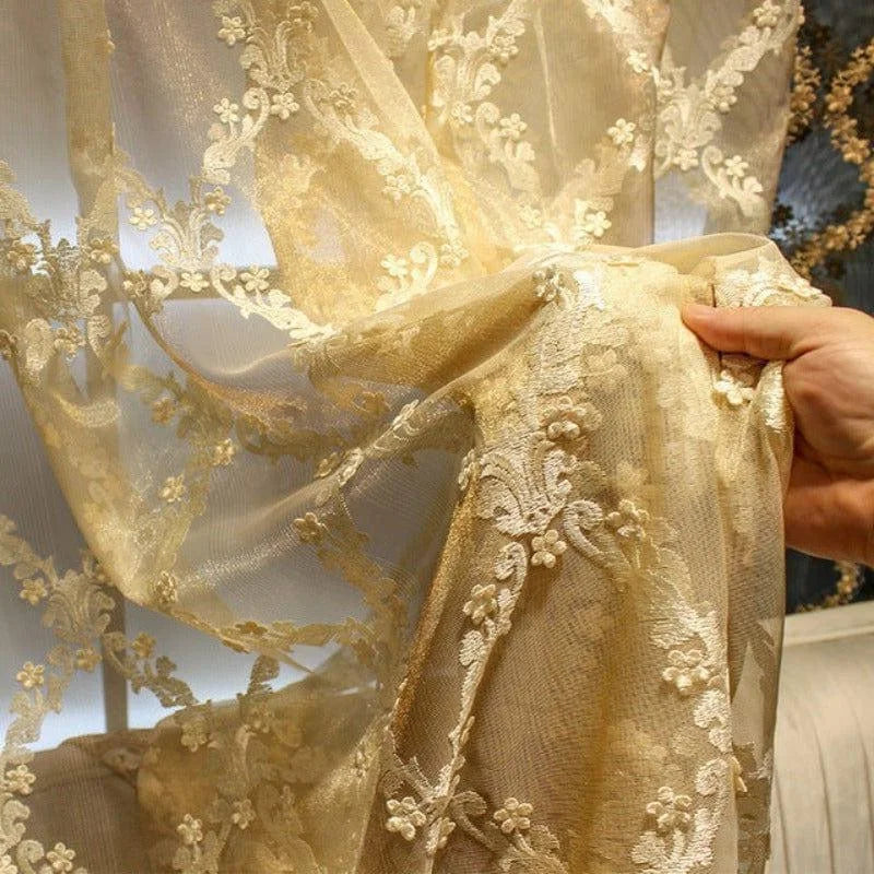 Rideau décoratif élégant avec fines broderies florales, parfait pour ajouter une touche raffinée à la décoration intérieure. Motifs délicats et ornements luxueux pour un style classique et sophistiqué. Idéal pour les salons ou chambres à coucher.