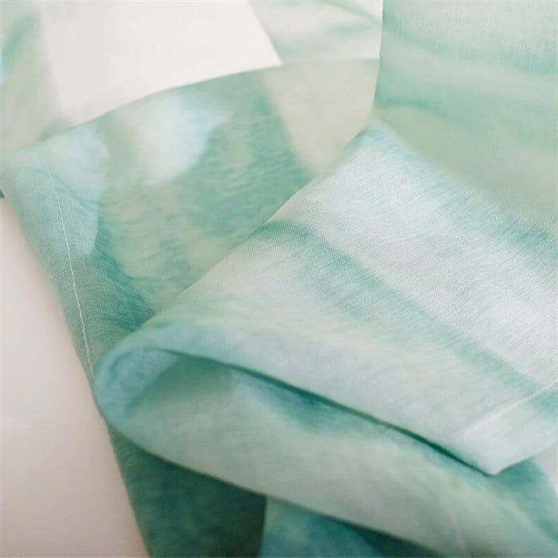 Étoffe turquoise aux nuances sophistiquées, idéale pour créer des tenues modernes ou des éléments décoratifs tendance. Cette pièce unique embellit votre intérieur ou votre garde-robe avec son allure élégante et ses tonalités apaisantes. Découvrez un style raffiné et original pour toutes vos créations personnalisées.