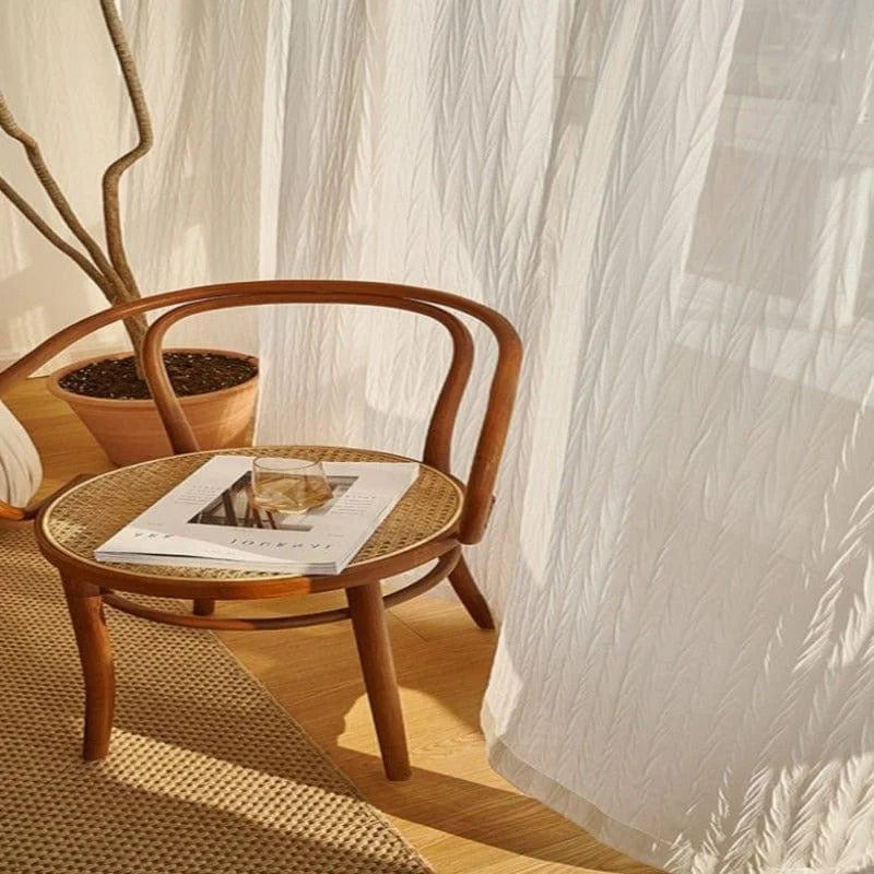Chaise élégante en bois dans un salon lumineux, accompagnée d'une plante en pot. Design moderne et épuré, idéal pour une décoration intérieure chic. Parfaite pour créer un espace confortable et accueillant.