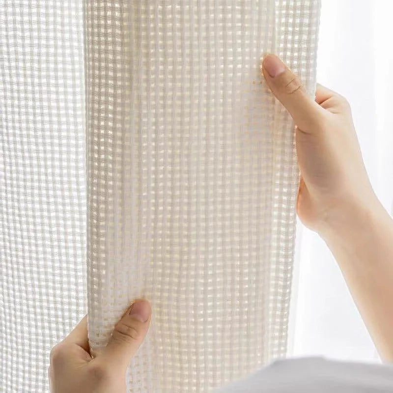 Voilage élégant pour intérieur moderne, couleur neutre. Idéal pour filtrer la lumière tout en préservant l'intimité. Design raffiné et intemporel pour embellir vos fenêtres. Facile à installer et à entretenir, parfait pour toute décoration de salon ou chambre.