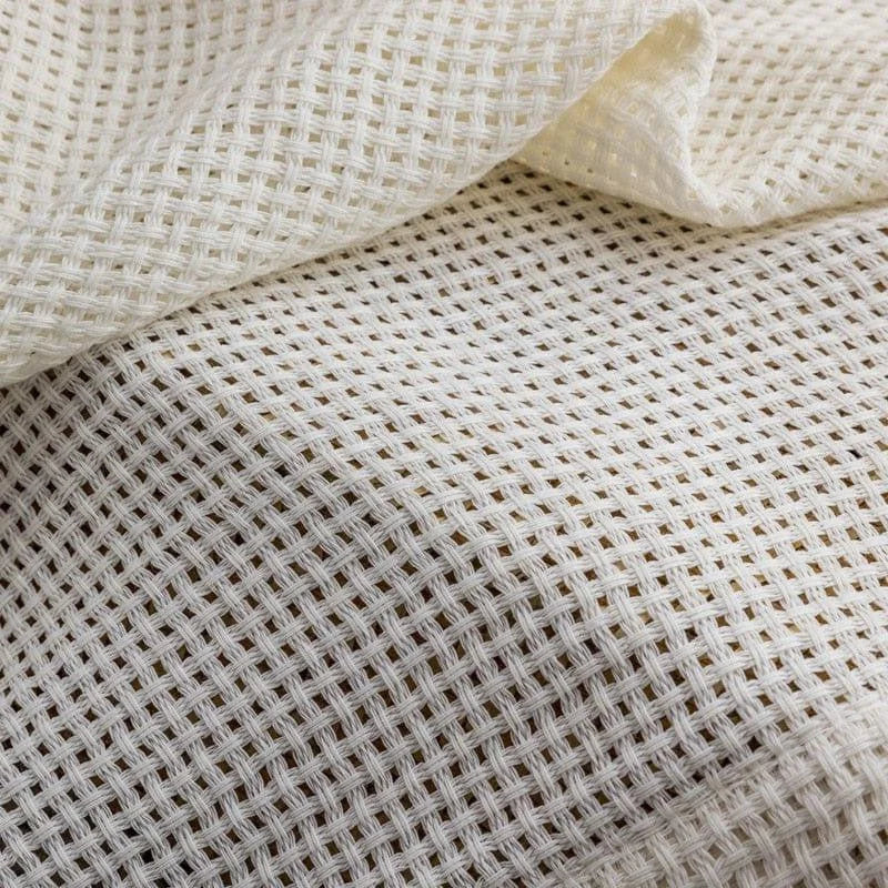 Tissu blanc en nid d'abeille pour confection et décoration, idéal pour les projets créatifs et artisanaux, vente en ligne de textiles polyvalents.
